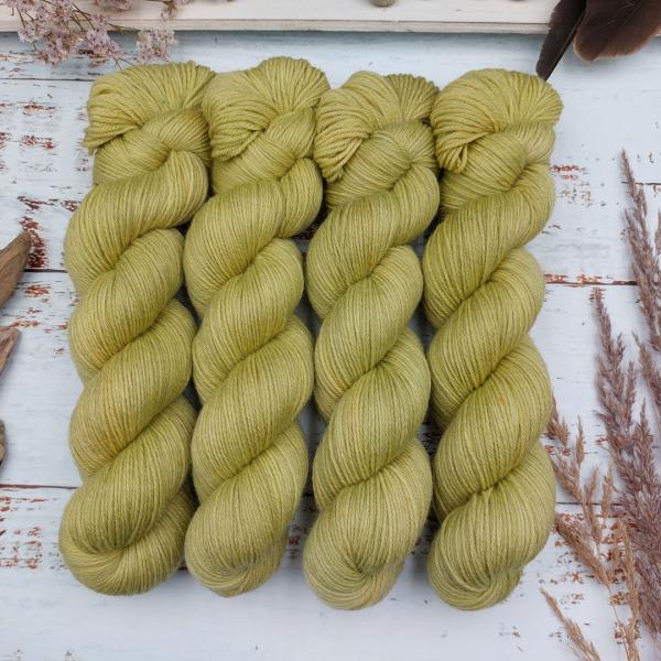 Merino-Sockenwolle Hightwist Lindgruenfluestern 100g (4-fädig)